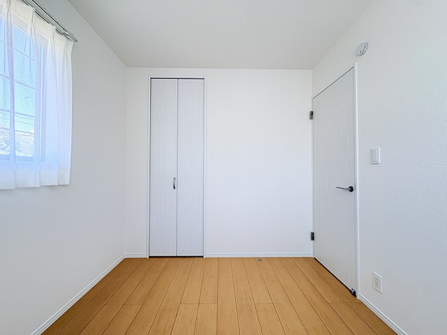 【子供部屋】 | 新座市石神4丁目　新築一戸建住宅　全13棟　(保谷店) | 2階4.12帖/全居室に収納スペースが備わりお部屋を広々お使いいただけます。
