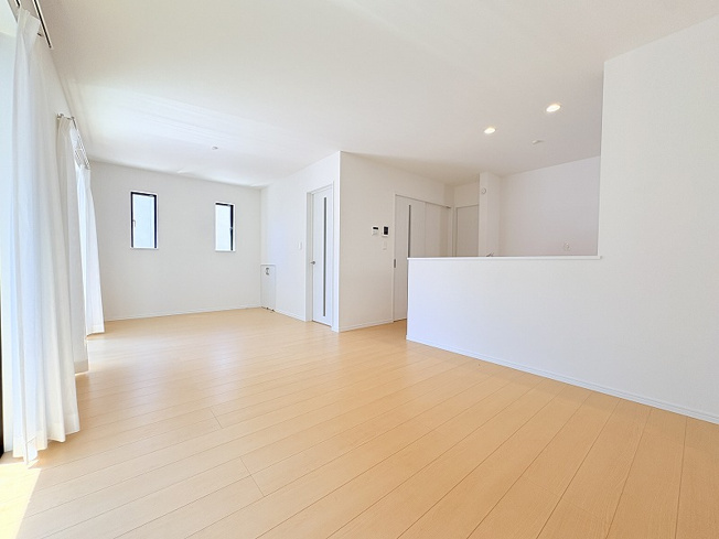 【居間・リビング】 | 新座市石神4丁目　新築一戸建住宅　全13棟　(保谷店) | 暮らしの中心となるリビングは、ご家族で心地良く過ごせる空間に。
