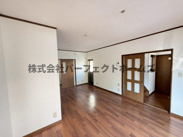 楠葉美咲1丁目戸建　賃貸の居間・リビング|こちらのリビングで趣味の時間をお楽しみください