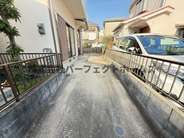 楠葉美咲1丁目戸建　賃貸の駐車場|車をお持ちの方に嬉しい駐車場付きの物件です