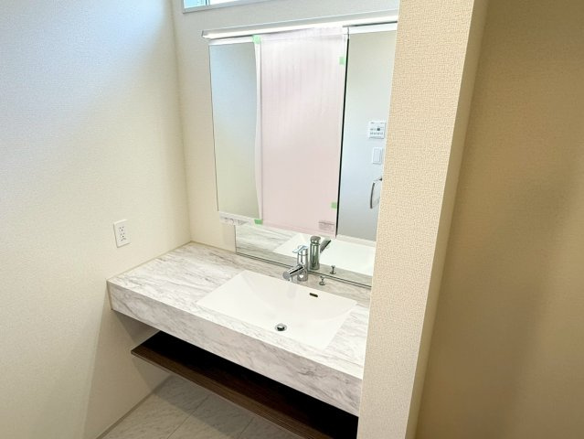 川越市霞ケ関北5丁目　3期　新築一戸建て　1号棟の独立洗面台|独立洗面化粧台が付いています
