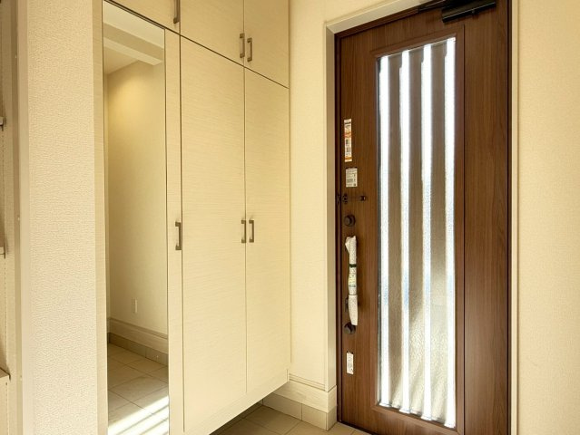 川越市霞ケ関北5丁目　3期　新築一戸建て　1号棟の玄関|収納もある玄関です