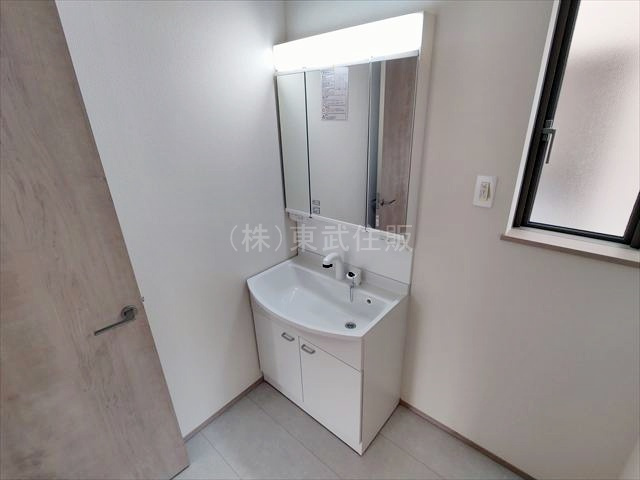 【独立洗面台】 | 川越市安比奈新田　全１棟 | 忙しい朝に便利なシャワー付き洗面台