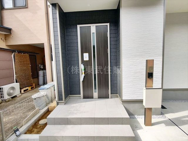 【玄関】 | 川越市安比奈新田　全１棟 | 落ち着いた雰囲気の玄関です
