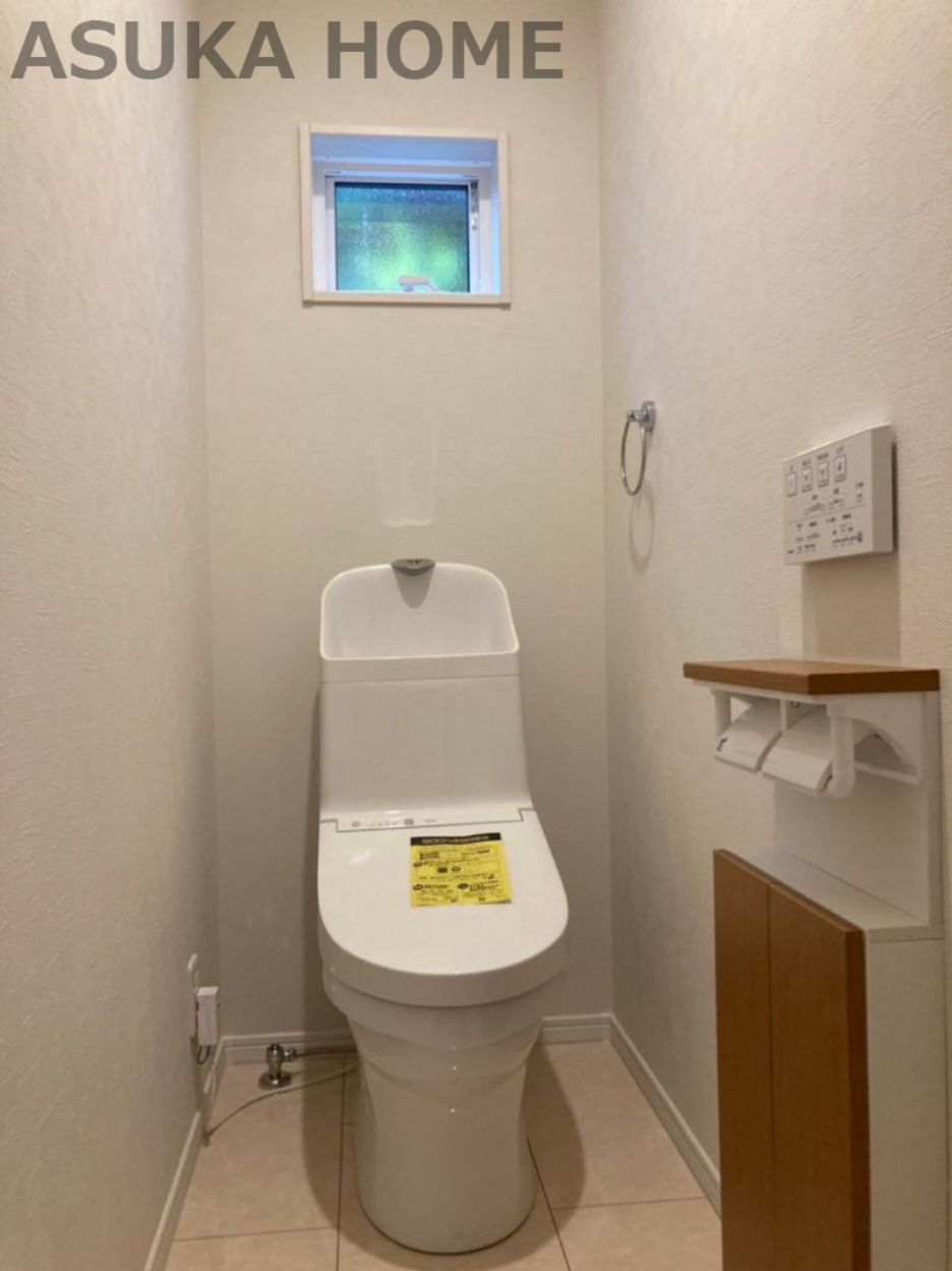 瀬谷区五貫目町戸建てのトイレ|温水洗浄便座のトイレ設備です♪トイレ内にはあると便利なタオル掛けを設置♪