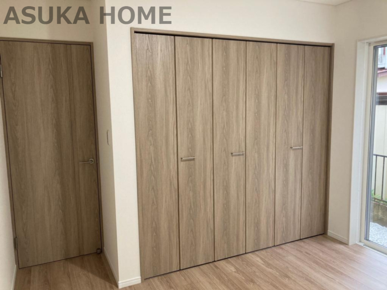 瀬谷区五貫目町戸建ての収納|画居室に収納があるので、多様なお洋服の収納にも対応しやすく、大切なお洋服をきれいな状態で収納できますよ。