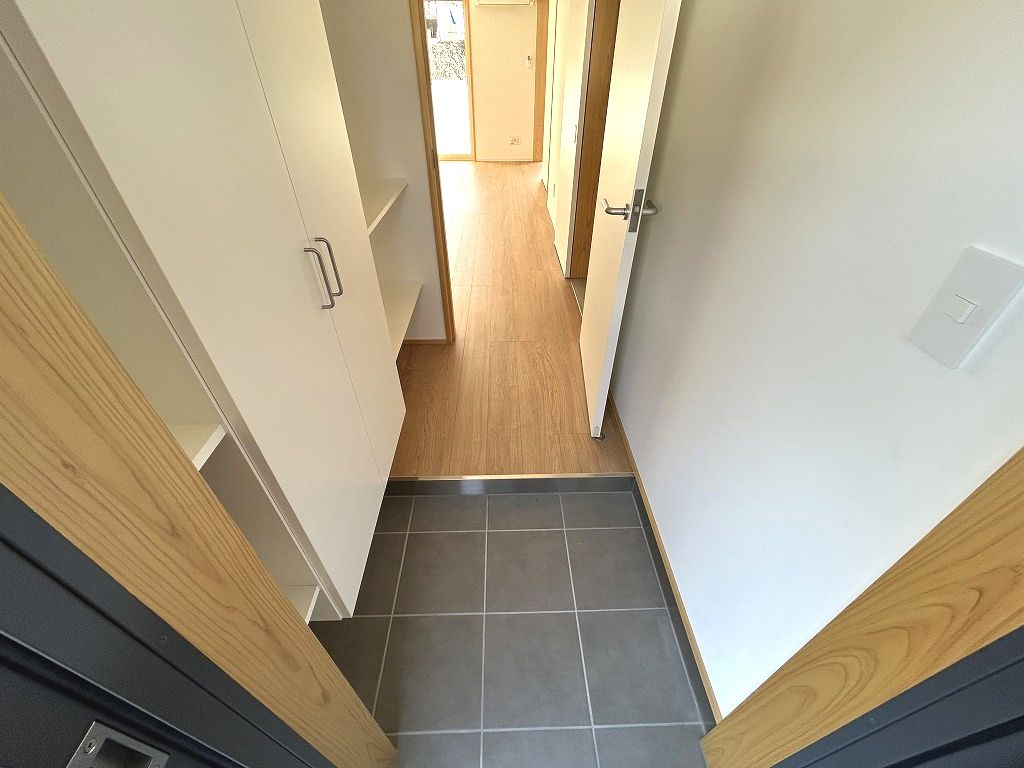 おこう仁ハイツB棟の玄関