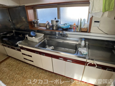 【キッチン】 | 春採7丁目260番74売家 | 窓付きの広々キッチン、ご飯支度のお手伝いも大歓迎ですね♪