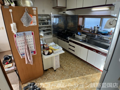 【キッチン】 | 春採7丁目260番74売家 | キッチンにも収納棚が多く、調理器具・食器類の収納もバッチリ！