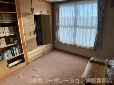 【洋室】 | 春採7丁目260番74売家 | 2階洋室。たっぷり収納、収納棚完備で整理整頓もしやすいですね