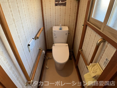 【トイレ】 | 春採7丁目260番74売家 | 窓付きトイレ・明るさと空気の換気、一石二鳥ですね♪