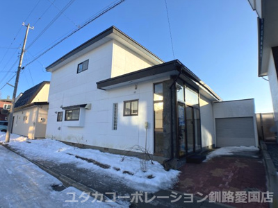 【外観】 | 春採7丁目260番74売家 | 車庫付き4LDK、玄関前にもう一台止められ、2台駐車可能♪♪