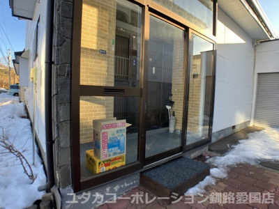 【エントランス】 | 春採7丁目260番74売家 | 日常生活には欠かせない風除室スペース、ガラス張りで明るい印象