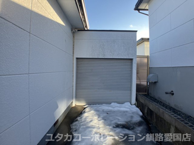 【駐車場】 | 春採7丁目260番74売家 | 悪天候時はやっぱり役立つ車庫！収納棚の完備で物置としても…☆