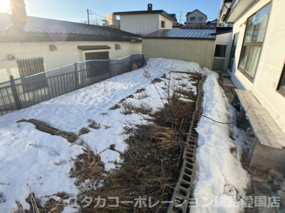 【庭】 | 春採7丁目260番74売家 | リビング南側のお庭です。季節ごとのお花、家庭菜園もいいですね