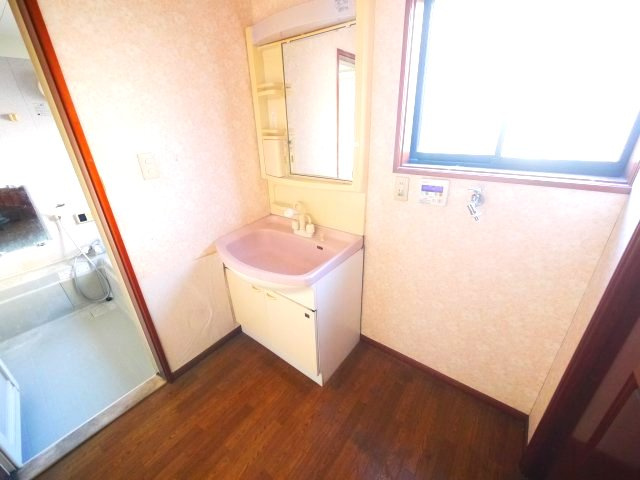 東金市菱沼　中古戸建の独立洗面台|平成11年2月築 4DK  駐車2台可　JR東金線求名駅徒歩約16分　閑静な分譲地内