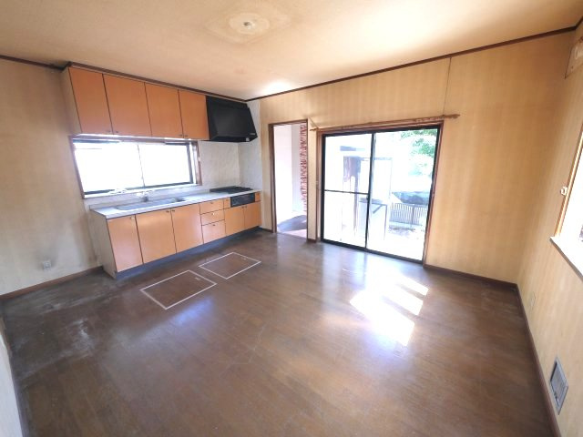 東金市菱沼　中古戸建の居間・リビング|平成11年2月築 4DK  駐車2台可　JR東金線求名駅徒歩約16分　閑静な分譲地内