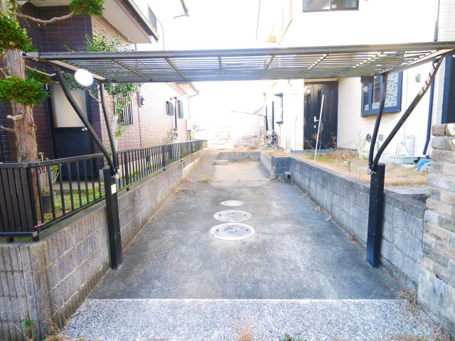 東金市菱沼　中古戸建の駐車場|平成11年2月築 4DK  駐車2台可　JR東金線求名駅徒歩約16分　閑静な分譲地内