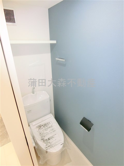 COCOCUBE鵜の木のトイレ|棚と温水洗浄便座付きのトイレ