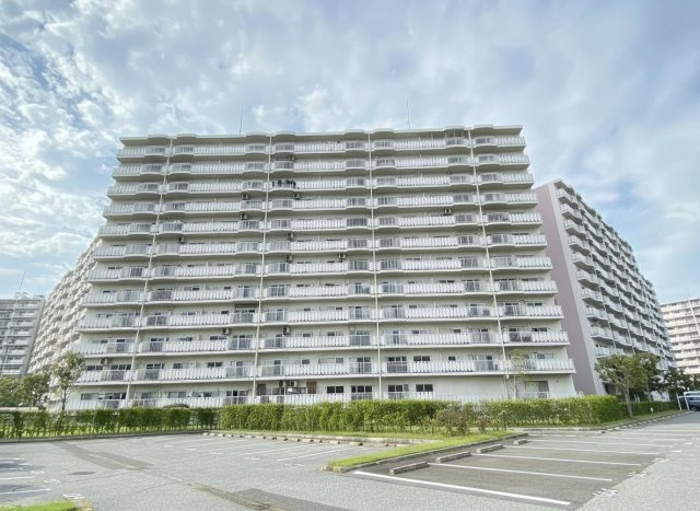 ●総戸数1101戸の大規模マンション
●敷地内には、広場やテニスコートがあります。