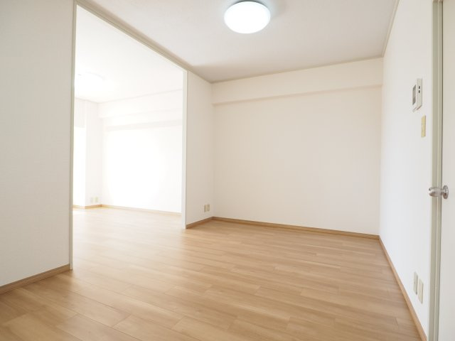 ダイニング部分。白と木目調で清潔感があります