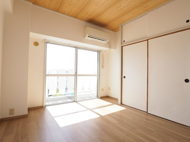 南側の洋室6帖はバルコニーに面しており、陽当たり良好です