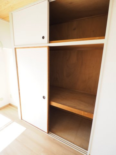 南側洋室6帖の収納です。お布団も入れられる押し入れ。天袋つき