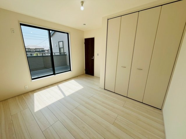 【Livele Garden】　栃木市岩舟町静　第9　全1邸の洋室|〇洋室　7帖〇
大きな窓で２階居室にもしっかりと陽ざしが届いて明るい室内♪バルコニーに面ししているのでお勉強の合間にバルコニーでリフレッシュできます♪
2026年4月撮影