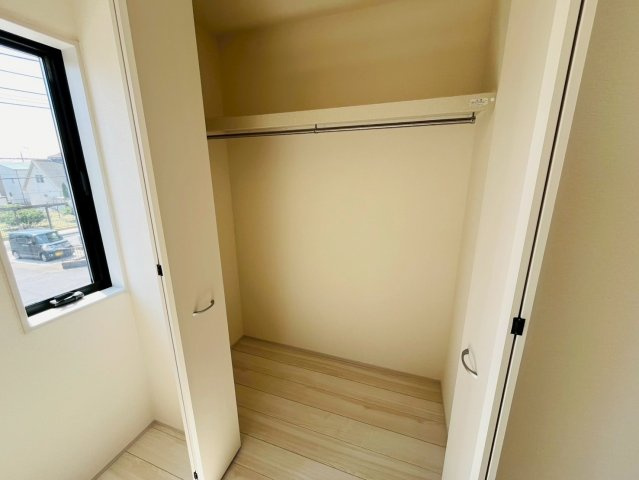 【Livele Garden】　栃木市岩舟町静　第9　全1邸の収納|〇クローゼット〇
クローゼットにはパイプハンガーが付いているので、お子様でも上手に収納することができます♪
2026年4月撮影
