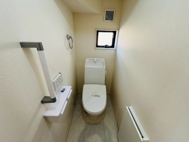【Livele Garden】　栃木市岩舟町静　第9　全1邸のトイレ|〇トイレ〇
デットスペースをうまく活用した1階トイレ。うれしい手すり＆タオル掛け付きです♪
2026年4月撮影