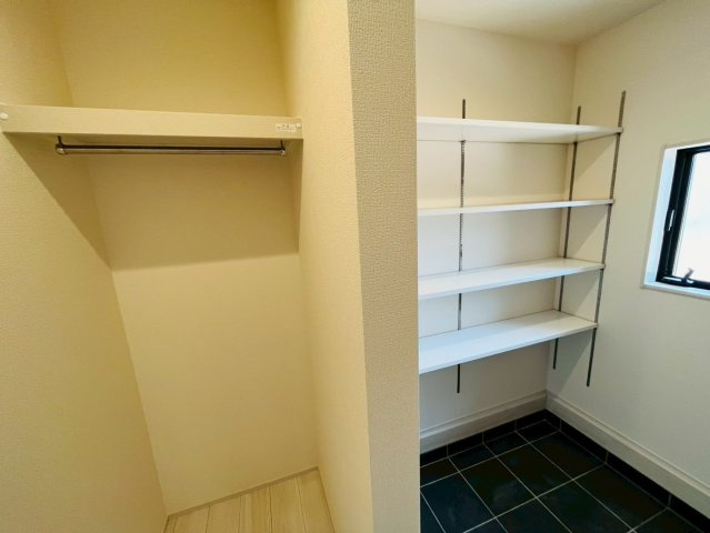 【Livele Garden】　栃木市岩舟町静　第9　全1邸の収納|〇収納〇
玄関から入ってすぐの場所にあるので、コートや鞄を置いておくことができます（＾＾）外からの汚れを持ち込まない工夫がされています♪
2026年4月撮影