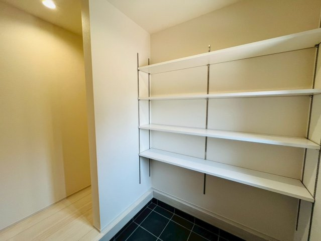 【Livele Garden】　栃木市岩舟町静　第9　全1邸の収納|〇シューズクローク〇
可動棚付きのシューズクローク♪季節物の長いブーツもスッキリ収納できます。土間空間なので、ベビーカーや玄関周りのグッズ収納にもピッタリです！
2026年4月撮影
