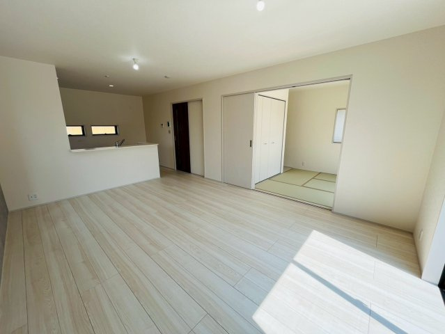 【Livele Garden】　栃木市岩舟町静　第9　全1邸の居間・リビング|○リビング○
明るいリビング。続き間の和室と合わせると更に開放的な空間が広がります♪
2026年4月撮影