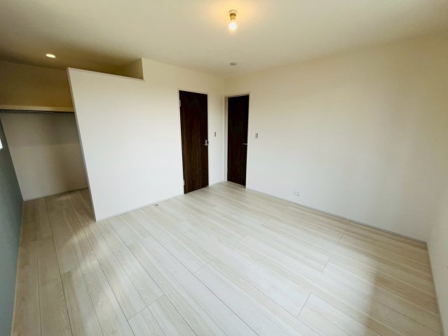【Livele Garden】　栃木市岩舟町静　第9　全1邸の洋室|〇洋室　8帖〇
ウォークインクローゼット付きの主寝室♪大きなベッドを置いてもゆとりのある広さです（＾＾）
2026年4月撮影