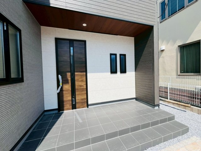 【Livele Garden】　栃木市岩舟町静　第9　全1邸の玄関|〇玄関〇
白い壁に木目調の扉がお洒落なデザインです♪
2026年4月撮影