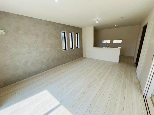 【Livele Garden】　栃木市岩舟町静　第9　全1邸の居間・リビング|○リビング○
広々16帖リビング！長方形の間取りの為、家具の設置もしやすく快適です♪
2026年4月撮影