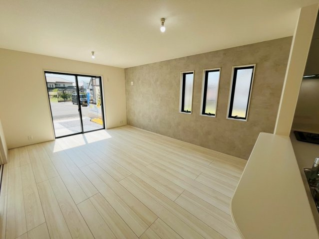 【Livele Garden】　栃木市岩舟町静　第9　全1邸の居間・リビング|○リビング○
アクセントクロスが華やかさを演出します。
2026年4月撮影