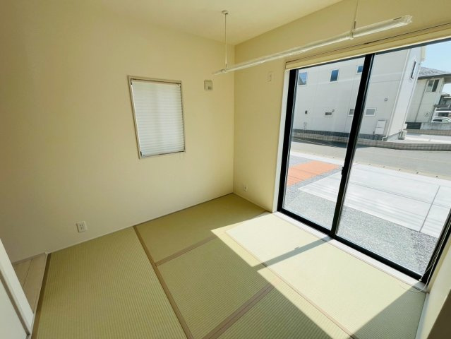 【Livele Garden】　栃木市岩舟町静　第9　全1邸の和室|〇和室　5帖〇
リビングと続き間の和室。ゆったりくつろぎたいときに嬉しいスペースです♪お子様のプレイルームとしても活用いただけます。
2026年4月撮影