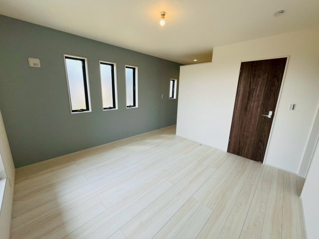 【Livele Garden】　栃木市岩舟町静　第9　全1邸の洋室|〇洋室　8帖〇
アクセントクロスがお洒落な主寝室。ウォークインクローゼット×2！収納たっぷりのお部屋です（＾＾）
2026年4月撮影