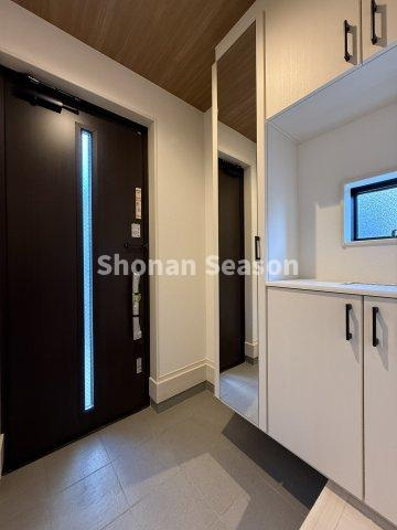 【玄関】 | ミラー付で、身だしなみチェックもバッチリ！
玄関には大容量「シューズBOX」が新設されております♪