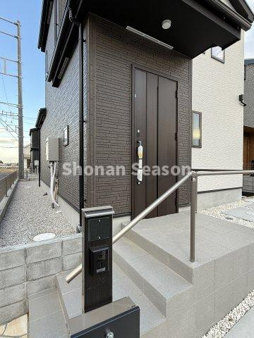 【玄関】 | モニターフォンに宅配BOX！
設備・仕様が充実した新築一戸建て、新居にいかがでしょうか♪