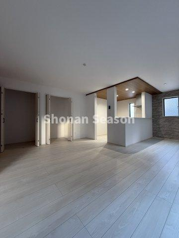 【居間・リビング】 | 17.5帖の横長リビング！
ダイニング・リビングとメリハリのある空間が演出できますよ♪