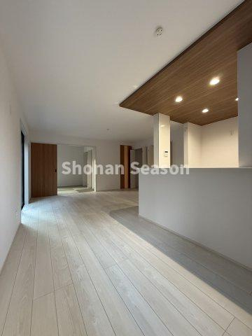 【キッチン】 | キッチンにはオシャレなポップアップ天井を採用！
ダウンライトで手元を明るく照らします♪