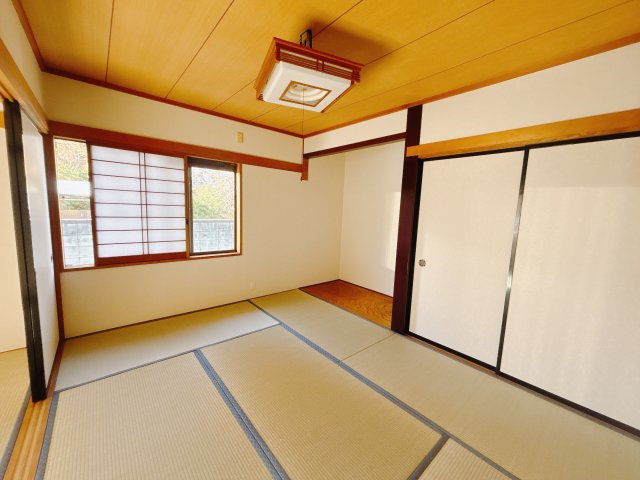 【中古戸建】渋川市中郷の和室|■1階和室｜リビングと繋がっている和室は、お子様の様子を見守りながらお洗濯物を畳んだり、家事の合間のちょっとした休憩やのんびりお昼寝にも♪セカンドリビングとしてもお使いいただけます。