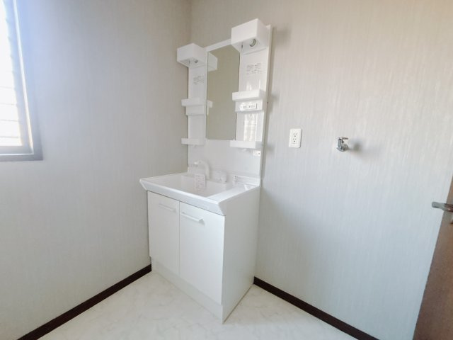 【中古戸建】渋川市中郷の独立洗面台|■洗面室｜ゆとりのある洗面脱衣室ではお子様と並んで歯磨きもできるので一緒に成長を楽しめます♪ひろびろとした洗面室で、朝の準備も楽しくなります☆.*