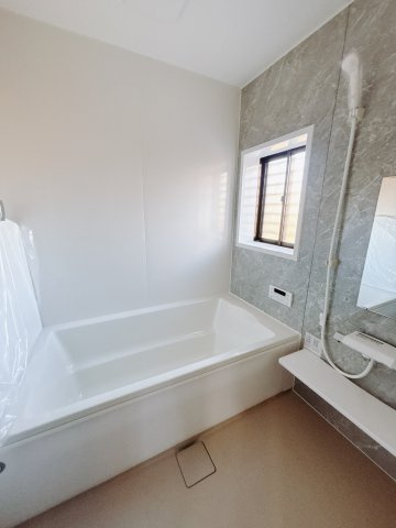 【中古戸建】渋川市中郷の浴室|■浴室｜デザイン性に優れた浴室♪1日の疲れを癒す、ゆったりとしたバスタイムをぜひお過ごしください(*＾＾*)大きな窓付きで嬉しい