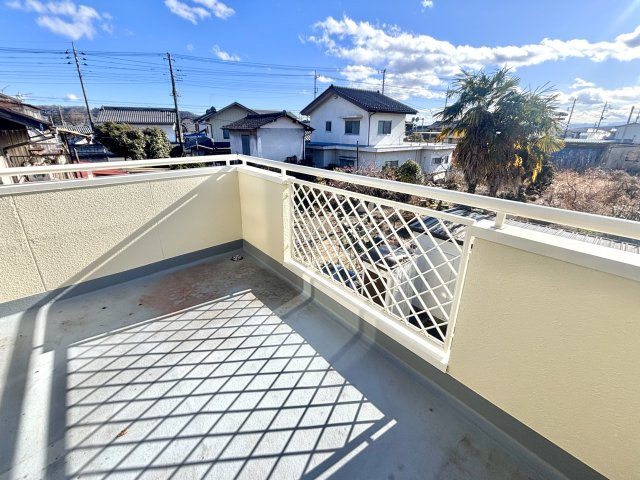 【中古戸建】渋川市中郷のバルコニー|■バルコニー｜空が見える広々としたバルコニー♪家族で星空観賞ができて夜が楽しみになりますね☆