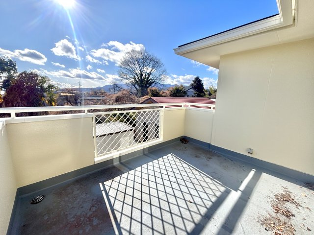 【中古戸建】渋川市中郷のバルコニー|■バルコニー｜お布団がたくさん干せますね♪バルコニーから入る日差しは暖かく、爽快な朝の目覚めを促してくれます♪洗濯物やお布団を干して太陽の香りを吸い込んだお布団で夜はおやすみください。