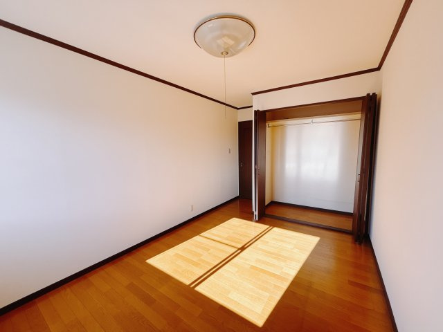 【中古戸建】渋川市中郷の洋室|■2階洋室｜子供部屋のメリットは「自立心を養うことができる」「自分で整理整頓できるようになる」そして、お子様が成長した際には「プライバシーを確保できる」といい事だらけ♪