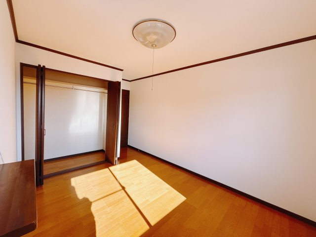 【中古戸建】渋川市中郷の洋室|■2階洋室｜2階各居室には収納をご用意しています♪常にお部屋を綺麗に保てます！小さなお子様も自然とお片付けができるようになるのでうれしいですよね！